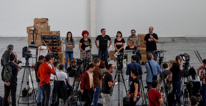 Los promotores de la contracumbre durante una comparecencia previa al encuentro que arranca este miércoles en Irun. EFE/Javier Etxezarreta