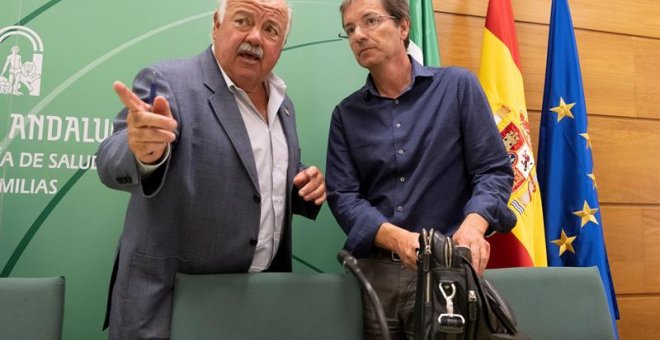 El consejero de Salud y Familias de la Junta de Andalucía, Jesús Aguirre, y el presidente de la Seimc, José Miguel Cisneros. / EFE