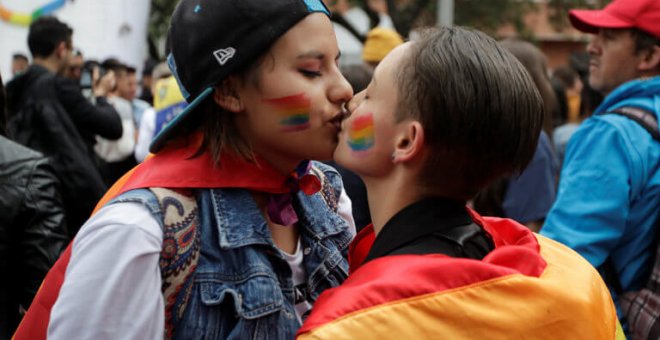 Una pareja se besa durante una manifestación contra la homofobia | Reuters