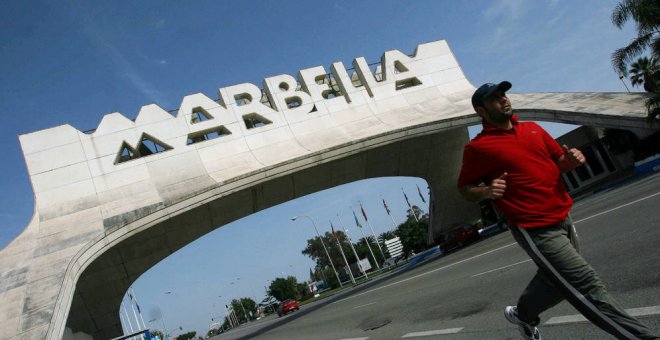 Un hombre pasa corriendo por la entrada del municipio  turístico de Marbella. REUTERS / Rafael Marchante