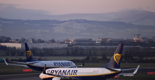 Un avión de Ryanair a punto de despegar.- REUTERS