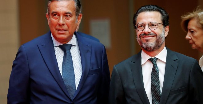 Enrique López (i), nuevo consejero de Justicia, Interior y Víctimas del Terrorismo de la Comunidad de Madrid, y Javier Fernández-Lasquetty, de Hacienda y Función Pública, en la toma de posesión de los miembros del Ejecutivo autonómico de Isabel Díaz Ayuso