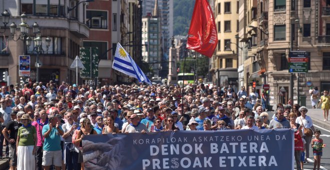 Varios centenares de personas han participado en la manifestación convocada en Bilbao por la red de apoyo a los presos de ETA Sare, en la que han defendido "una reparación a las víctimas de todas las partes". EFE/ Miguel Toña