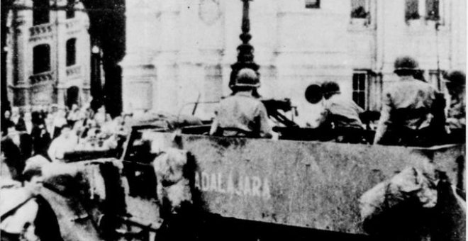 Foto de archivo de la Tanqueta Guadalajara llegando a la alcaldía de París durante la II Guerra Mundial | EFE