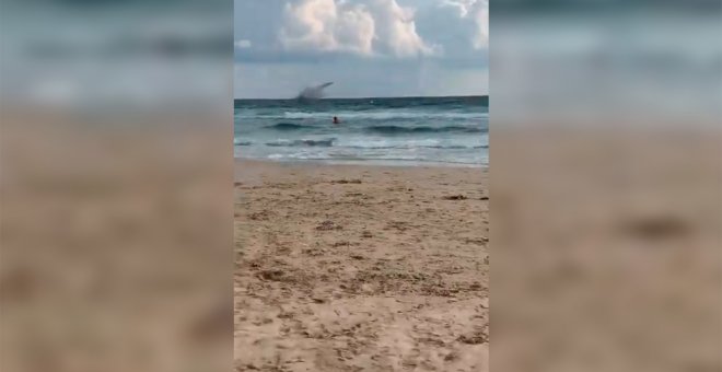 Momento en el que un avión del Ejército del Aire impacta contra el mar, en La Manga (Murcia).