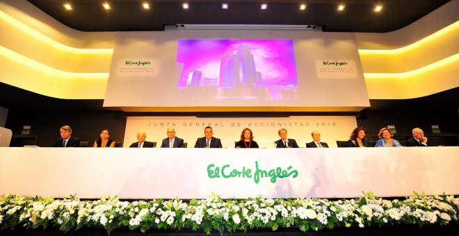 La presidenta de El Corte Inglés, Marta Álvarez (), junto al consejero delegado del Retail, Víctor del Pozo, y el secretario del consejo de administración, Antonio Hernández-Gil, entre otros consejeros, durante la reunión de la junta de accionistas del gr