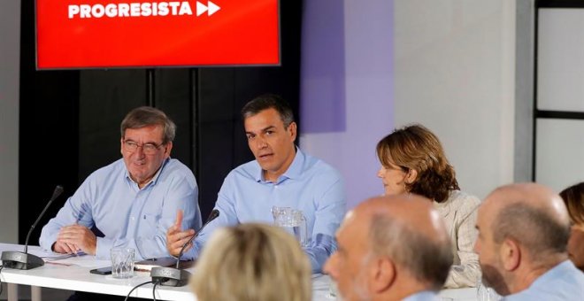 El presidente del Gobierno en funciones, Pedro Sánchez, c.,acompañado de la ministra de Justicia en funciones, Dolores Delgado,d.,entre otros, durante la reunión que mantuvo hoy con las asociaciones de Memoria Histórica dentro de la ronda de contactos con