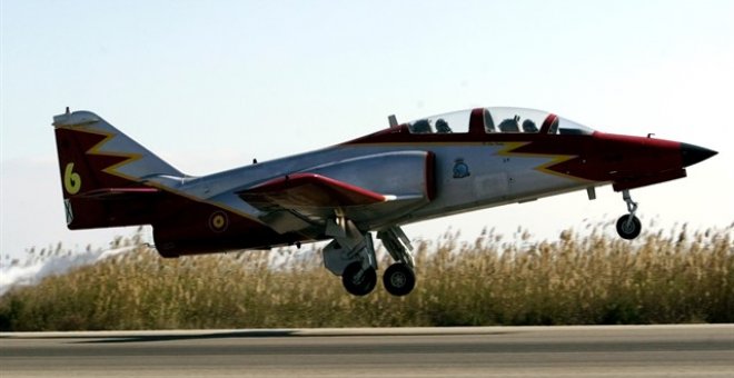 Un caza C101 de la patrulla águila despega de la base de San Javier - REUTERS