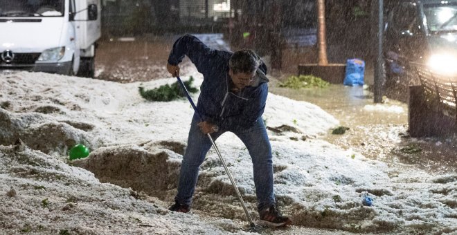 26/08/2019.- Vista del estado de las calles en la localidad madrileña de Arganda del Rey, tras la fuerte tormenta de lluvia y granizo que ha caído este lunes en toda la Comunidad de Madrid. Emergencias 112 de la Comunidad de Madrid ha gestionado entre las