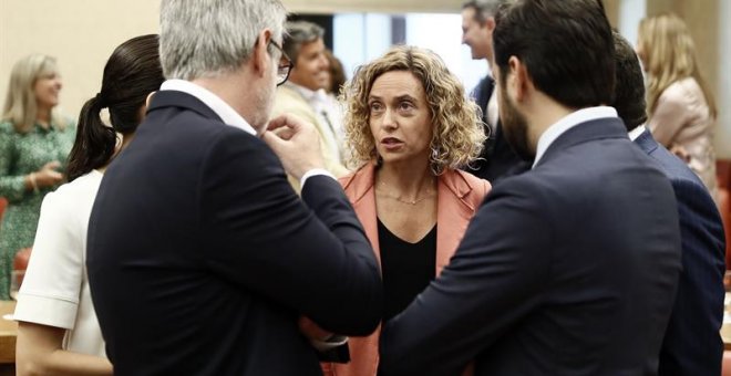 27/08/2019 - La presidenta de la Diputación Permanente, Meritxell Batet (c), conversa con diputados de Ciudadanos, durante la Diputación Permanente del Congreso/ EUROPA PRESS