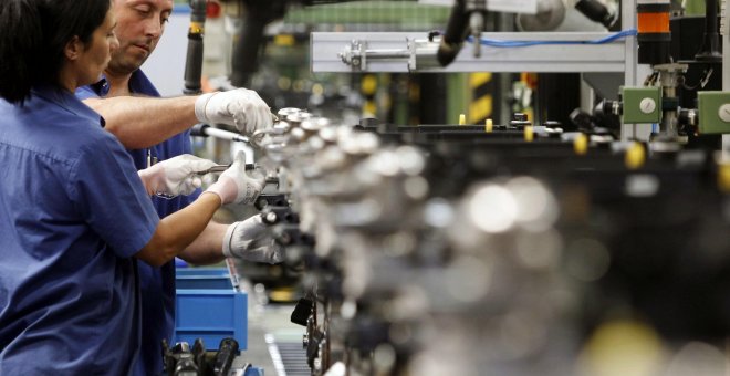 Dos trabajadores de una empresa en el interior de una fábrica. EFE/Archivo