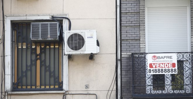 Cartel de 'se vende' en el balcón de un piso de un edificio de Madrid. E.P./Eduardo Parra