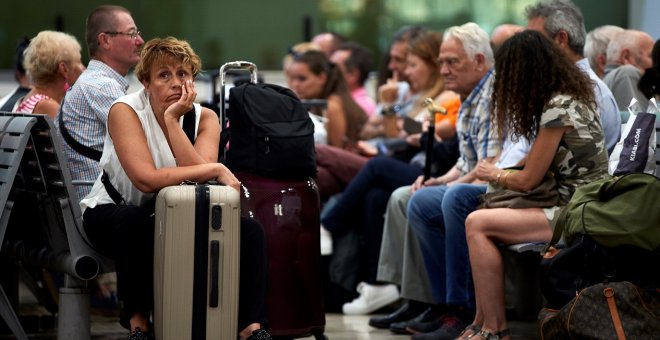 30/08/2019.- Pasajeros en la estación de Sants de Barcelona durante una nueva jornada de paros. /  EFE/Alejandro García