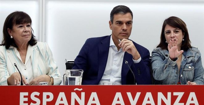 Pedro Sánchez, Cristina Narbona y Adriana Lastra, este lunes en Ferraz. EFE/Mariscal