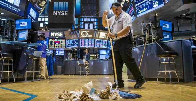 Un trabajador limpia el suelo en la Bolsa de Nueva York, el 1 de septiembre de 2015 (Reuters).