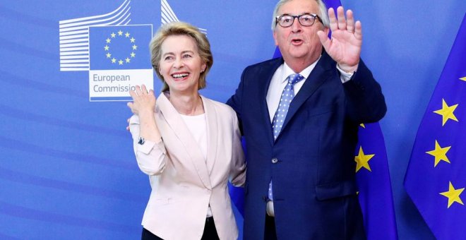 La presidenta electa de la Comisión Europea, la alemana Ursula von der Leyen, con su predecesor, el luxemburgués Jean Claude Juncker, a principios de julio, en la sede del Ejecutivo de la UE. REUTERS