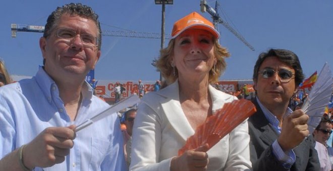 Francisco Granados e Ignacio González, ambos actualmente en prisión, junto a Esperanza Aguirre en un acto del Partido Popular en Madrid