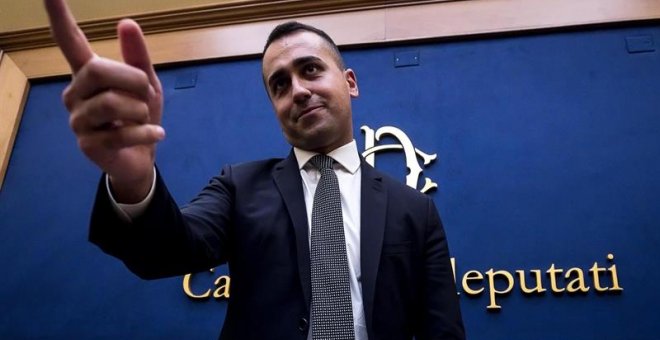 El líder del Movimiento 5 Estrellas, Luigi Di Maio, anuncia los resultados de la votación de sus bases, que han apoyado formar un gobierno con el Partido Democrático. /EFE