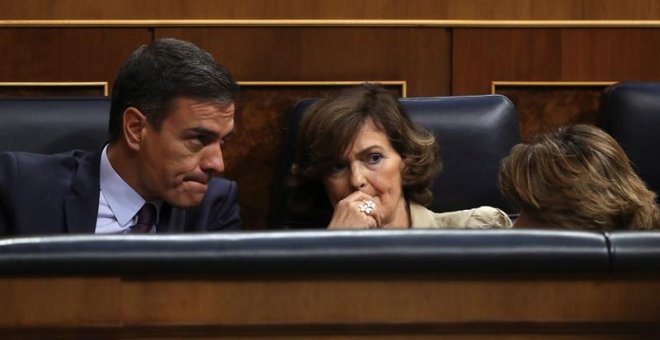 La vicepresidenta en funciones del Gobierno, Carmen Calvo, junto al jefe del Ejecutivo, Pedro Sánchez, y la ministra de Justicia en funciones, Dolores Delgado, en el Congreso de los Diputados. - EFE