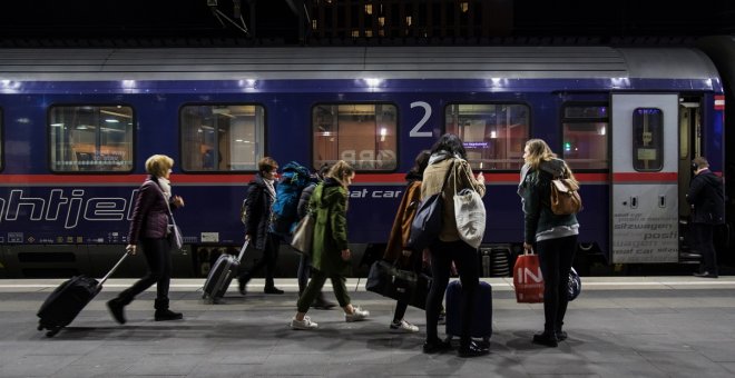 27/02/2019 - Pasajeros de un tren nocturno de Viena (Austria) a Roma (Italia). / AFP - ALEX HALADA