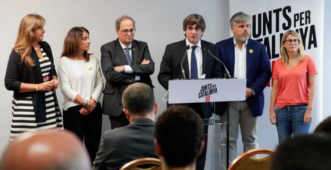 Carles Puigdemont y el president de la Generalitat, Quim Torra, en una comparecencia en Bruselas, tras una reunión  de dirigentes y cargos electos de JxCat en la capital belga.. EFE/EPA/STEPHANIE LECOCQ