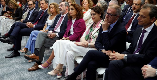 El presidente del Gobierno en funciones, Pedro Sánchez (2i), acompañado por (de izda. a dcha.) el presidente de la Agencia Efe, Fernando Garea; la presidenta del Congreso, Meritxell Batet; el presidente del Senado, Manuel Cruz;la ministra de Hacienda en f