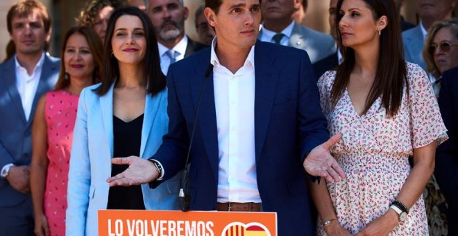 El presidente de Ciudadanos, Albert Rivera (c), Inés Arrimadas (i), y Lorena Roldán (d), en el exterior del Parlament de Catalunya, tras participar en la reunión del grupo parlamamentario de Ciudadanos.- EFE/Alejandro García