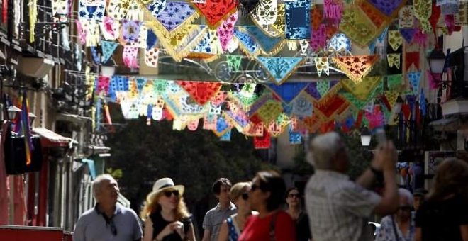 Una calle madrileña ataviada para la verbena.- EFE