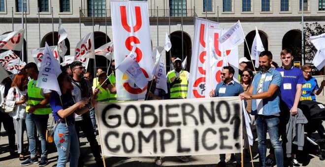 Los tripulantes de cabina de Ryanair se concentran ante el Ministerio de Fomento en Madrid, coincidiendo con la tercera jornada del huelga que protagoniza el colectivo./EFE