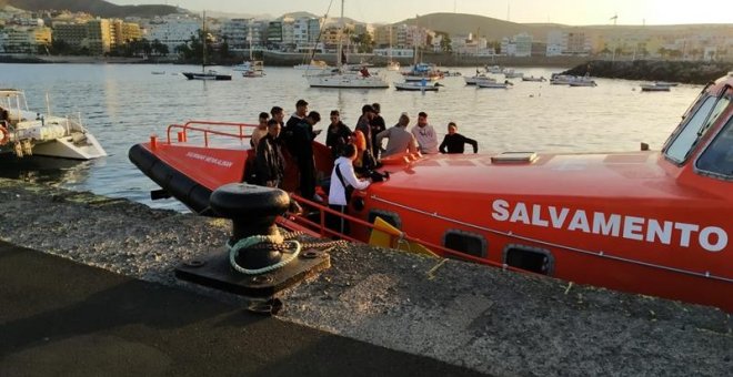 Imagen facilitada por la Guardia Civil de los inmigrantes de la patera interceptada el 4 de septiembre en el sur de Gran Canaria. /EFE