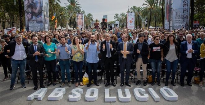 Foto conjunta al finalitzar l'acte d'Òmnium durant la Diada per reclamar l'absolució dels encausats en el judici del Procés. EUROPA PRESS