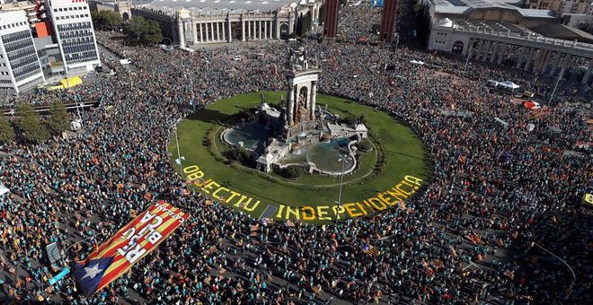 Miles de personas se manifiestan por la independencia de Catalunya en la plaza de Espanya de Barcelona. / EFE