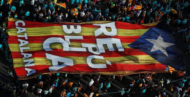 Miles de personas se manifiestan por la independencia de Catalunya en Barcelona. / REUTERS