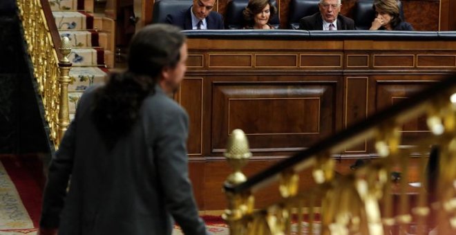 El líder de Unidas Podemos, Pablo Iglesias, pasa ante los miembros del Gobierno Pedro Sánchez (4d), Carmen Calvo (3d) y los ministros Josep Borrell (2d) y Dolores Delgado (d) al término de su réplica a la comparecencia del presidente del Gobierno en funci