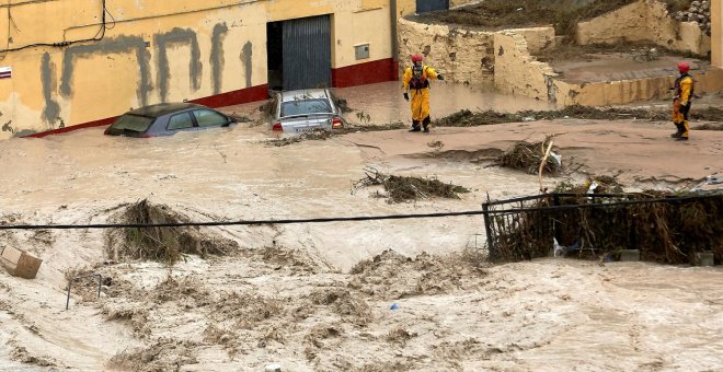 Miembros del equipo de rescate inspeccionan este jueves Ontinyent donde el río Clariano se ha desbordado a su paso por la localidad valenciana tras las fuertes lluvias registradas durante la noche. /EFE