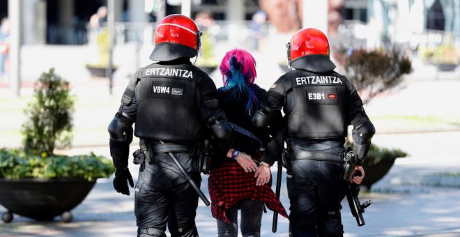 Una de las detenidas por la Ertzaintza en Bilbao. Luis Tejido / EFE