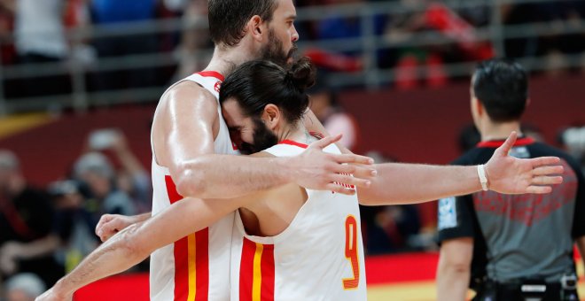 Marc Gasol y Ricky Rubio se abrazan tras ganar a Australia en la semifinal del Mundial de baloncesto. /REUTERS