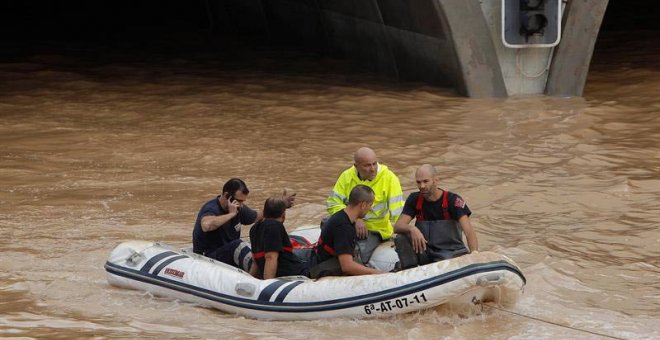 Un bote neumático de la Guardia Civil en el túnel de la AP-7 a la altura de Pilar de la Horadada. (EFE)