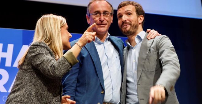 El presidente del PP, Pablo Casado (d), y el líder de los populares vascos, Alfonso Alonso (c), y la secretaria general del PP Vasco, Amaya Fernández (i), durante la clausura este sábado en Vitoria de la Convención del PP vasco. EFE/David Aguilar