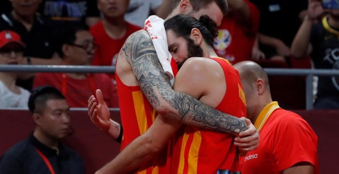 El jugador Juancho Hernangómez (i) y el jugador Ricky Rubio (d) celebran tras proclamarse Campeones del Mundo en la final del Mundial de Baloncesto de China 2019 ante Argentina por 75-95, disputado este domingo en el pabellón Wukesong de Pekín. EFE/Juan