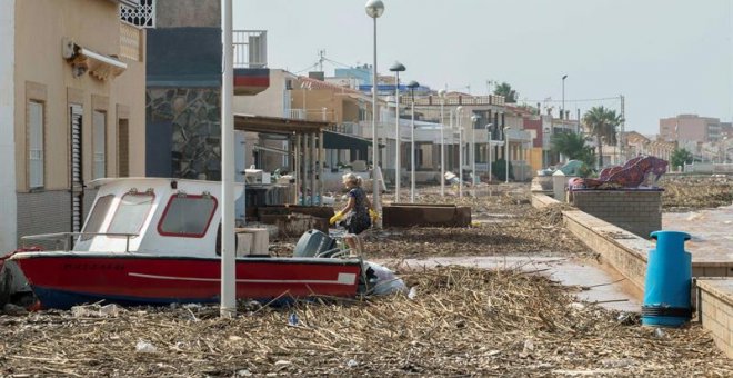 15/09/2019.- Aspecto que presentaba esta mañana el paseo marítimo de Los Nietos (Cartagena) tras las inundaciones causadas por las fuertes lluvias caídas en los últimos días en la Región de Murcia.EFE/Marcial Guillén