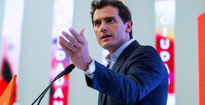 El líder de Ciudadanos, Albert Rivera, durante la rueda de prensa posterior a la reunión del Comité Permanente del partido celebrada este lunes en la sede de la calle Alcalá. EFE/Rodrigo Jiménez