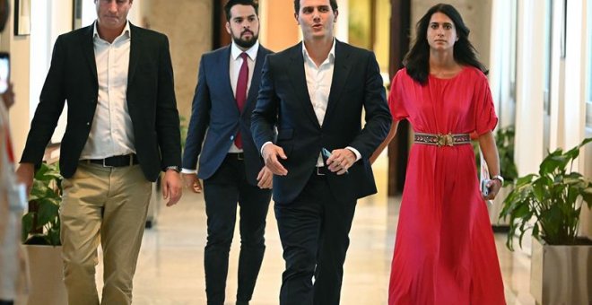 El presidente de Ciudadanos, Albert Rivera, junto a su secretario de Comunicación, Fernando de Páramo (2i), entre otros, a su llegada a la reunión que ha mantenido con el líder del PP, Pablo Casado, esta tarde en el Congreso de los Diputados tras la propu