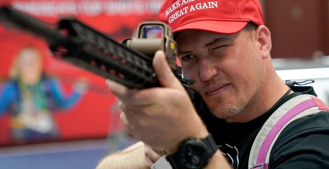 21/04/2019 - Un asistente a la Convención Anual de la Asociación Nacional del Rifle (ANR) con un rifle semiautomático. / REUTERS - BRYAN WOOLSTON