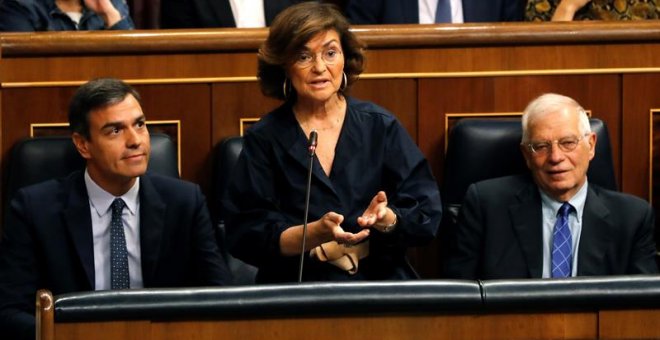 La vicepresidenta del gobierno en funciones, Carmen Calvo, responde a la portavoz del PP, Cayetana Álvarez de Toledo, durante la segunda y última sesión de control de esta corta legislatura que se convierte también en el primer debate de campaña electoral