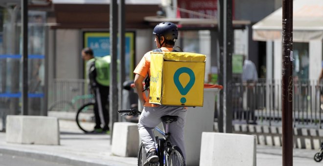 30/05/2019 - Un repartidor en bicicleta por las calles de Madrid./ EFE