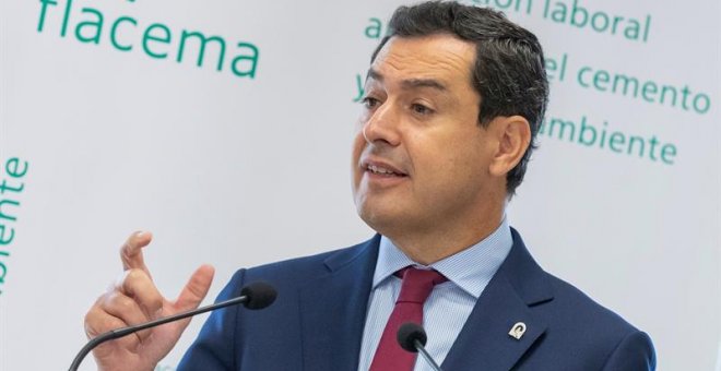 El presidente de la Junta de Andalucía, Juanma Moreno, durante su intervención en el acto de la firma del VI Acuerdo para la Valorización Energética y la Sostenibilidad de la Industria Andaluza del Cemento, que ha tenido lugar hoy en Sevilla. EFE/Julio Mu