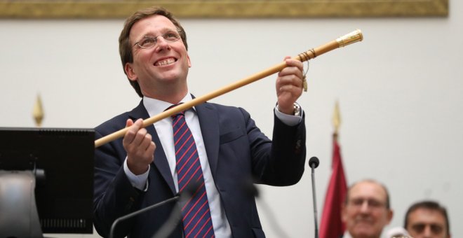 José Luis Martínez Almeida, con el bastón de mando tras ser elegido alcalde de Madrid. AYUNTAMIENTO DE MADRID