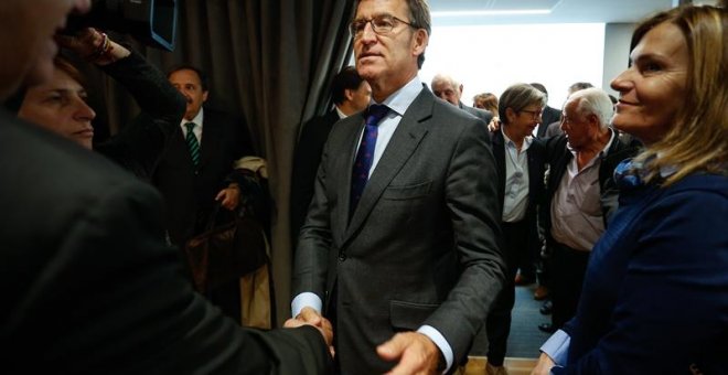 El presidente de la Xunta de Galicia, Alberto Nuñez Feijóo (c), durante la inauguración del edificio de la Obra Social de España en Argentina, este jueves en Buenos Aires (Argentina). Nuñez Feijóo, afirmó este jueves que el Gobierno argentino prepara una