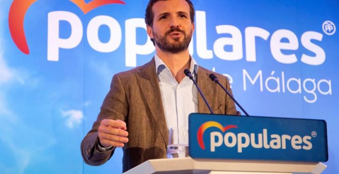 El presidente del Partido Popular (PP), Pablo Casado, ha asegurado hoy que él “no podría dormir tranquilo si hubiera pactado con Bildu”, en referencia al acuerdo de gobierno del PSOE en Navarra, y que tampoco “podría mirar a los ojos” a los familiares de